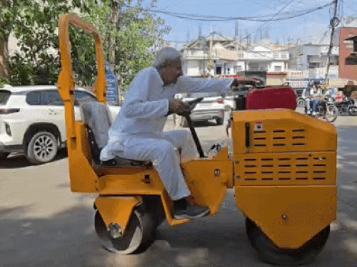 चुनाव चिह्न 'रोड-रोलर' को ही बनाया प्रचार वाहन,VIDEO:सोनीपत में सड़कों पर घुमाया, चलाने के लिए ड्राइवर रखेंगे; खट्टर-केजरीवाल के खिलाफ चुनाव लड़ चुके