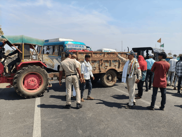 राजगढ़ में गेहूं खरीदी अव्यवस्था पर किसानों का हाईवे जाम:स्लॉट-सैंपल विवाद, कम तोलकांटे-हम्माल से देरी; दोबारा जांच के बाद माने