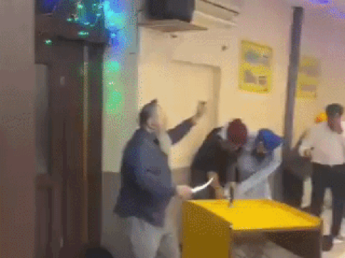 जर्मनी के गुरुद्वारे में सिख भिड़े, 11 घायल:गोलक के हिसाब को लेकर बहस के बाद हाथापाई; दावा- संगत पर फायरिंग, आंखों में स्प्रे मारा