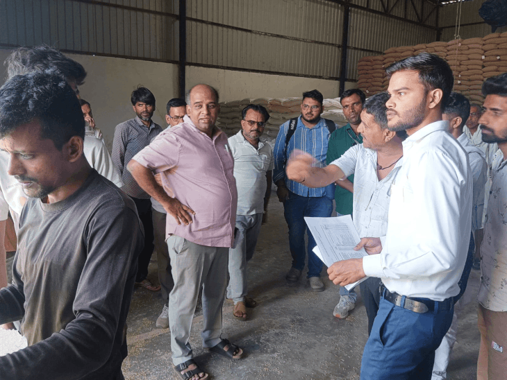 राजगढ़ के उपार्जन केंद्रों पर अव्यवस्थाएं उजागर:कलेक्टर के औचक निरीक्षण में खुली पोल; चाठा केंद्र पर लापरवाही पर नोटिस