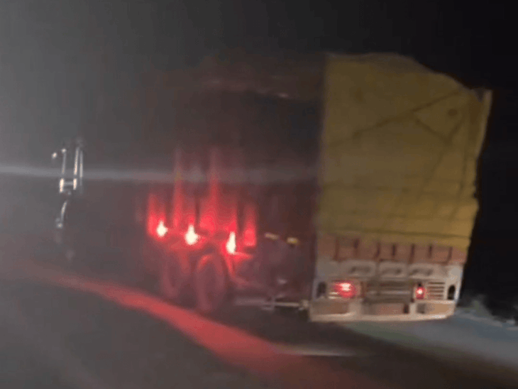 छतरपुर में दो ट्रकों की आमने-सामने भिड़ंत:ड्राइवर केबिन में फंसा; डायल 112 टीम ने रेस्क्यू कर अस्पताल पहुंचाया