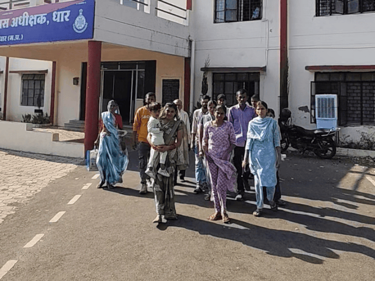 धामनोद में युवक पर चाकू हमला:बीच-बचाव करने पर वार, परिवार का आरोप- पुलिस ने आरोपियों को बनाया फरियादी