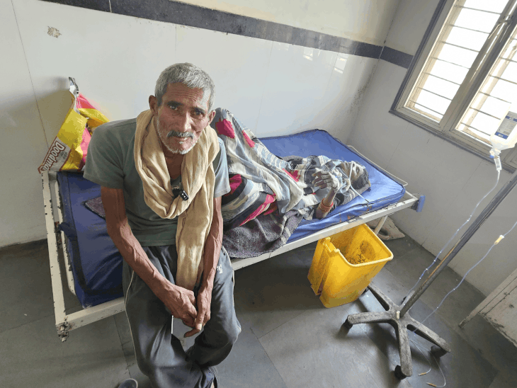 मोबाइल चोरी के आरोप से आहत वृद्धा ने जहर खाया:छतरपुर में गाली-गलौज और मारपीट की कोशिश; बाद में पेड़ पर मिला मोबाइल