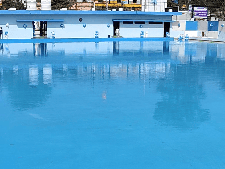 धार के स्विमिंग पूल में क्लोरीन गैस रिसाव:पानी में तैर रहे दो बच्चों की हालत बिगड़ी; 24 घंटे ऑब्जर्वेशन में रखा