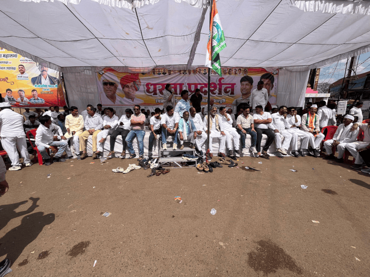 शिवपुरी में किसानों के मुद्दों पर कांग्रेस का धरना प्रदर्शन:गेहूं खरीदी में देरी पर एसडीएम को ज्ञापा, आंदोलन तेज करने की चेतावनी