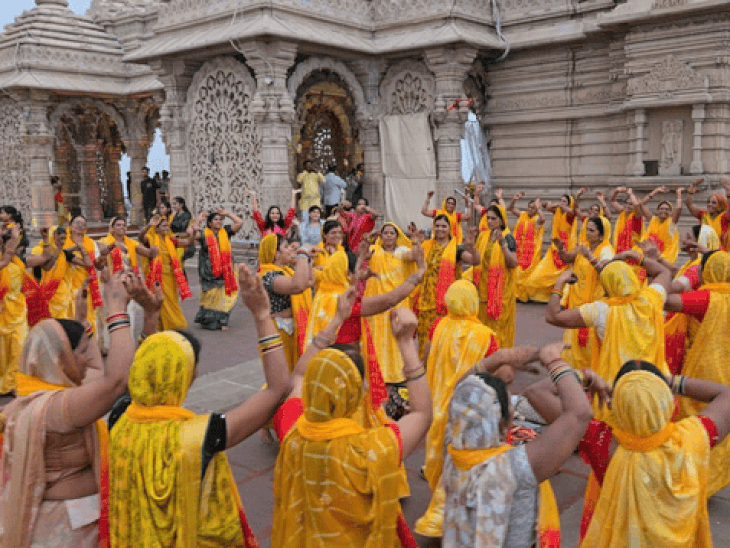 खरगोन से 1000 महिलाओं का दल अंबाजी धाम पहुंचा:गरबा किया; संकीर्तन के 50 साल पूरे होने पर 5 दिवसीय धार्मिक यात्रा पर