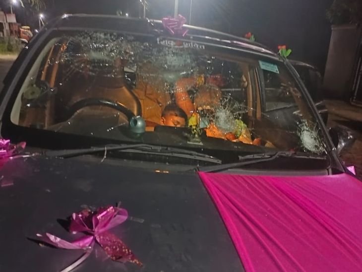 बड़वानी में बारात पर पथराव, अलीराजपुर के पांच बाराती घायल:नाचने को लेकर विवाद, चार वाहनों में तोड़फोड़; बिना दुल्हन वापस लौटे बाराती