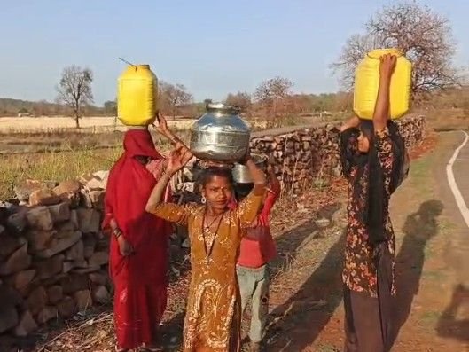 एक किलोमीटर दूर से ला रहे पीने का पानी:पन्ना के रहुनियां गांव में नल-जल योजना फेल, पाइप बिछाए, लेकिन सप्लाई नहीं