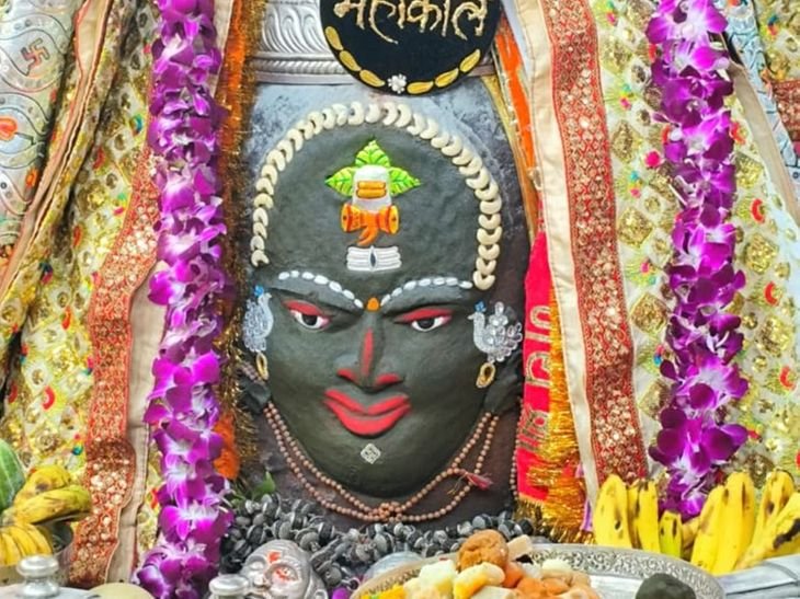 सोमवार को महाकल के भस्म आरती दर्शन:पंचामृत अभिषेक के बाद राजा स्वरूप में सजे बाबा, डमरू-झांझ गूंजे