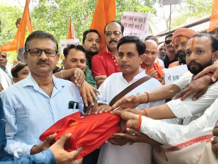 गोमाता को राष्ट्र माता घोषित करने की मांग:निवाड़ी-ओरछा में पीएम-सीएम के नाम तहसीलदार को दिया ज्ञापन