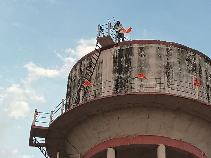 निवाड़ी में नशे में टंकी पर चढ़ा लड़का:बोला- दादाजी 15 लाख की जमीन 5 लाख में बचे रहे, मैं जान देने यहां आया