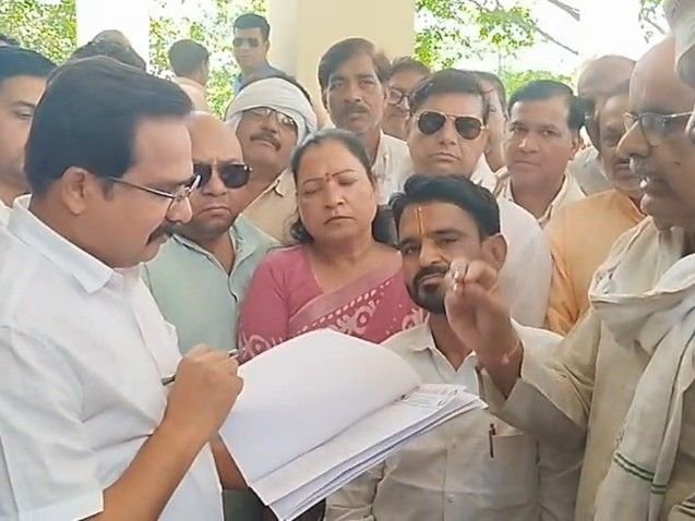 विदिशा में गेहूं उपार्जन पर कांग्रेस का प्रदर्शन:रैली निकालकर उठाई किसानों की आवाज; समाधान न होने पर आंदोलन की चेतावनी