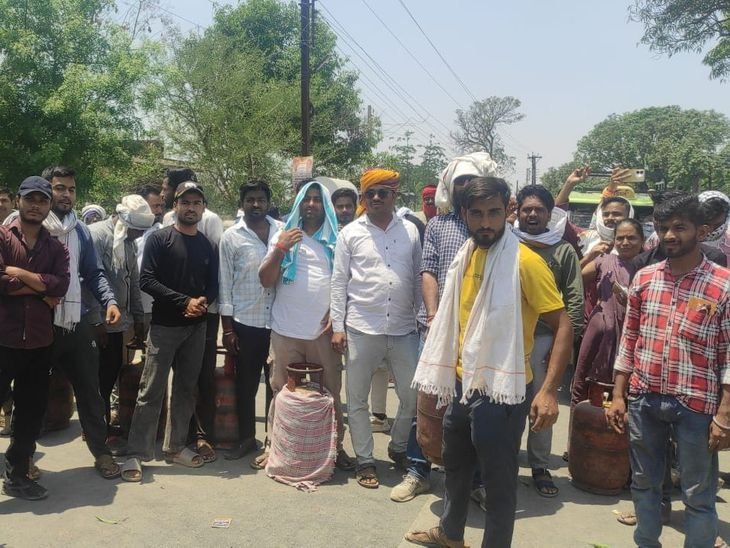 मैहर में गैस संकट पर प्रदर्शन:खाली सिलेंडर लेकर सड़क पर बैठे, अमरपाटन-सतना मार्ग पर चक्काजाम