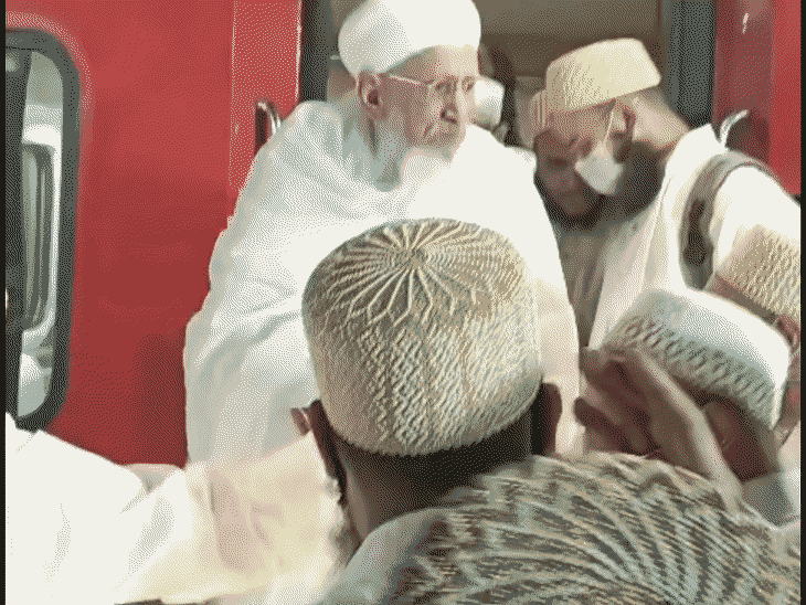 बुरहानपुर पहुंचे बोहरा धर्मगुरु सैयदना मुफद्दल सैफुद्दीन:हजारों अनुयायियों ने किया स्वागत; मंगलवार को दरगाह-ए-हकीमी में उर्स पर देंगे प्रवचन