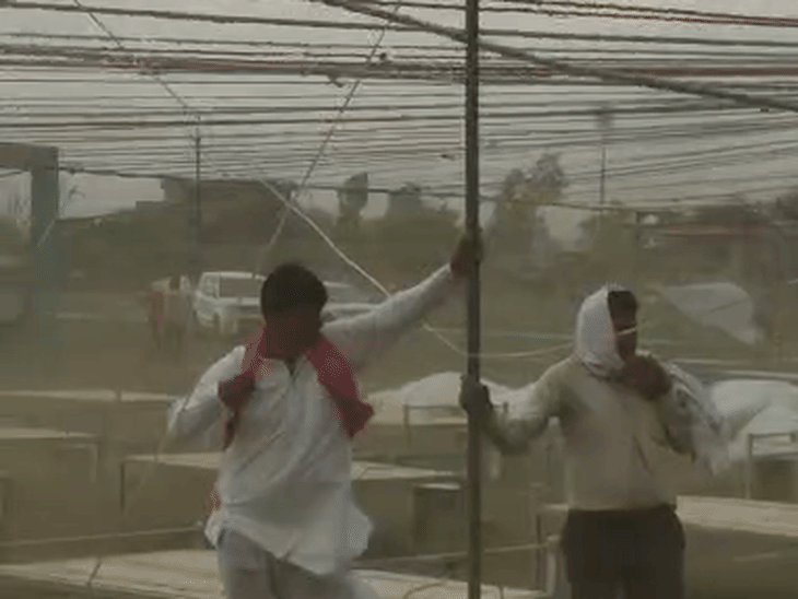 आंधी से उड़ा टेंट, लोगों ने पाइप पकड़कर लटके:खिलचीपुर मेला ग्राउंड में तेज हवाओं से उड़ता रहा सामान, पेड़ों की टहनियां गिरीं