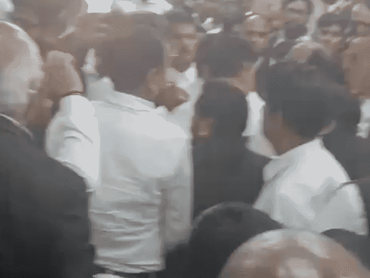 भोपाल कोर्ट में वकीलों के दो गुटों के बीच विवाद:आम सभा के दौरान झूमाझटकी; पुलिस के हस्तक्षेप के बाद मामला शांत हुआ