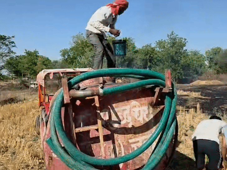 छतरपुर में एक साथ 6 जगह लगी आग:फायर ब्रिगेड खराब होने से काबू पाने में देरी, टैंकर बुलाकर बाल्टी से पानी डालाकर बुझाई