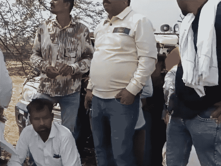 भोपाल के खेत में मिले गाय के अवशेष:किसान बोला- घर के पास खुले में बंधी थी, सुबह खाल और पैर मिला