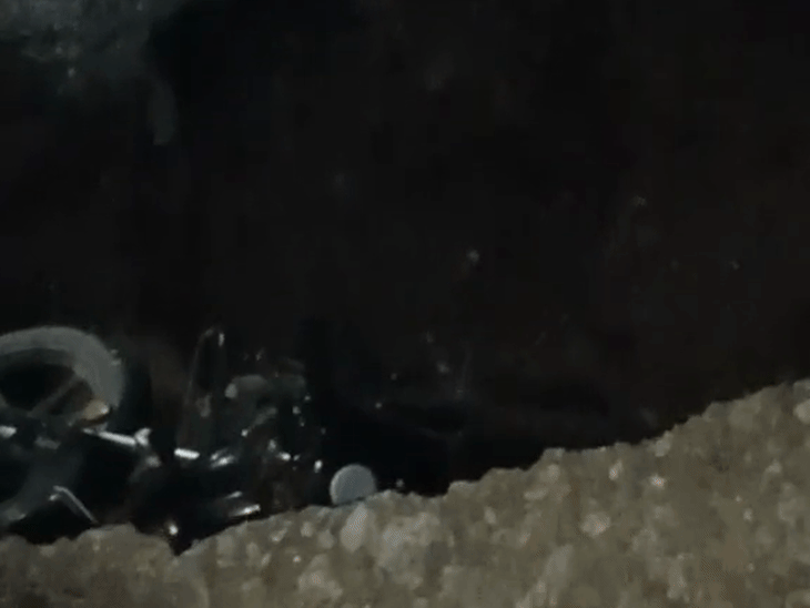 इंदौर में नगर निगम के खोदे गड्‌ढे में गिरा युवक:पैर कटकर आधा लटका; पुलिस कर्मी मौके पर पहुंचे तो बैरिकेड्स लगाकर लौट गए