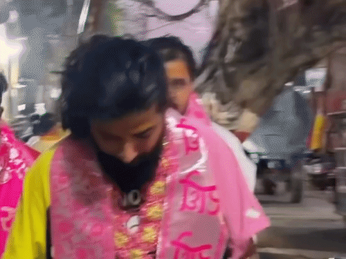 व्हीलचेयर पर प्रेमानंद महाराज से मिलने पहुंचे UK07 राइडर:लिखा- जब सब कुछ खत्म होने लगता, तब महाराज का आशीर्वाद आपको संभाल लेता