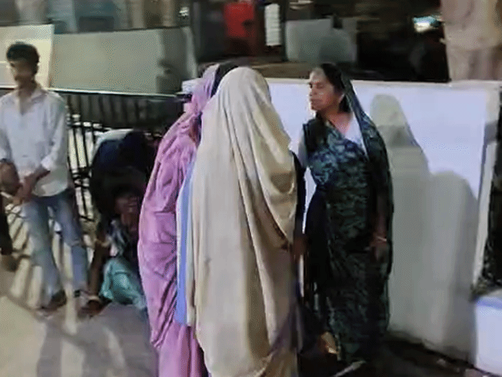 तस्वीरों में धार हादसा, एक एंबुलेंस में 4-4 लोग:कोई पिकअप के नीचे दबा, कोई सड़क पर पड़ा रहा, अस्पताल में शव ढूंढते रहे परिजन