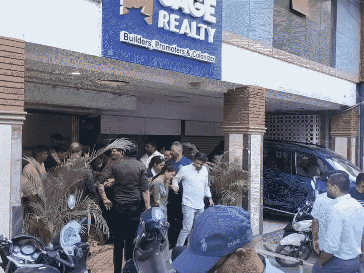 भोपाल में तीसरी मंजिल से गिरी लिफ्ट, 7 लोग घायल:सागर प्लाजा में हुई घटना, दो के पांव में गंभीर चोटें