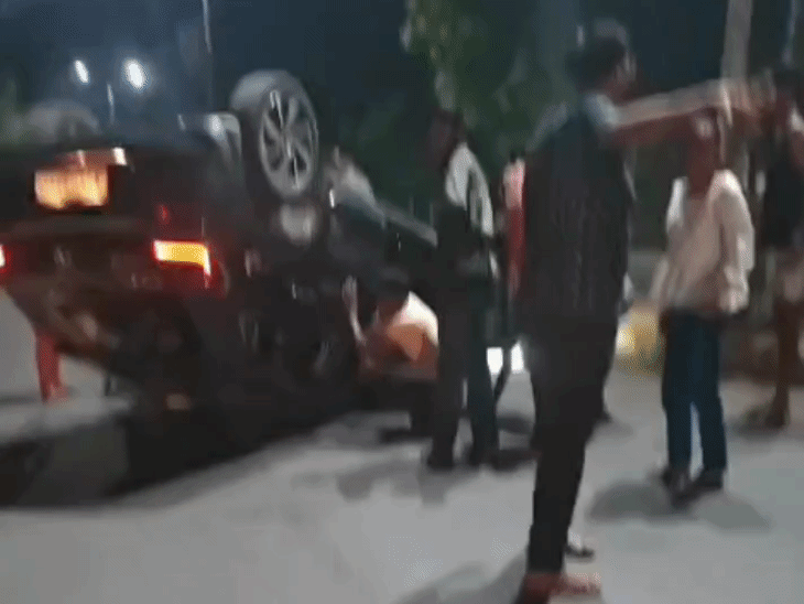 मंदसौर में यू-टर्न लेते समय पलटी कार, चालक सुरक्षित:रास्ता भटकने के बाद वापस मोड़ते समय हादसा, लोगों ने मिलकर वाहन को सीधा किया