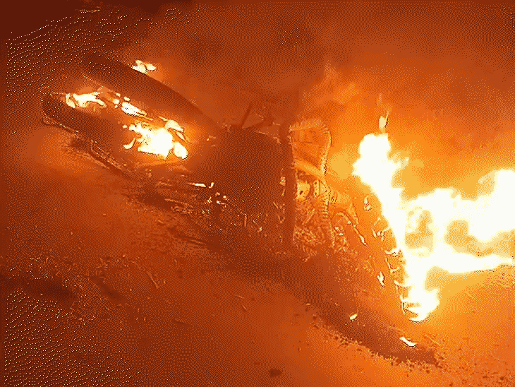 NH-44 पर स्टार्ट करते ही बाइक में लगी आग:मुरैना में पलभर में जलकर खाक, बाइक चालक बाल-बाल बचा