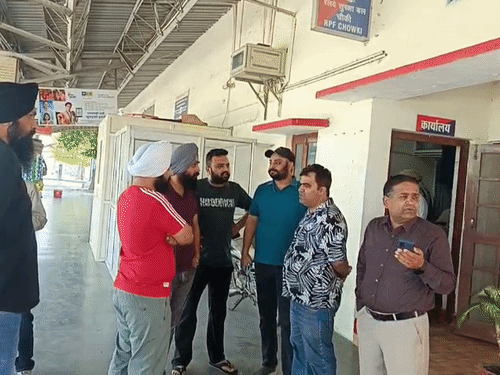 चलती ट्रेन में फायरिंग, 2 कर्मचारियों से 7 लाख लूटे:रामपुर में रफ्तार धीमी पड़ते ही कूदकर भागे; पीड़ित दिल्ली जा रहे थे