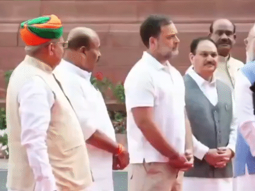 मोदी-राहुल की बातचीत का VIDEO वायरल:संसद परिसर में दोनों ने हाथ जोड़कर अभिवादन किया, बातचीत भी हुई