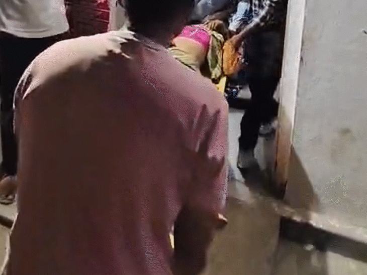 MP में पिकअप वाहन पलटने से 16 की मौत:टायर फटने के बाद स्कॉर्पियो से टकराया; एक ही चिता पर चार महिलाओं का अंतिम संस्कार