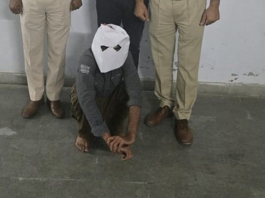 हिसार में शादी करने जा रहा फर्जी मेजर अरेस्ट:पुलवामा का रहने वाला, हिंदू बनकर शादी डॉट कॉम पर फंसाया; चंडीगढ़ से खरीदी ड्रेस