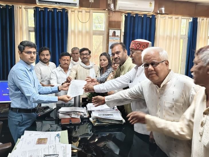 भिंड में बारिश-ओलावृष्टि का कहर, बिजली के खंभे टूटे:कांग्रेस ने मुआवजा और सर्वे की उठाई मांग, प्रशासन को सौंपा ज्ञापन