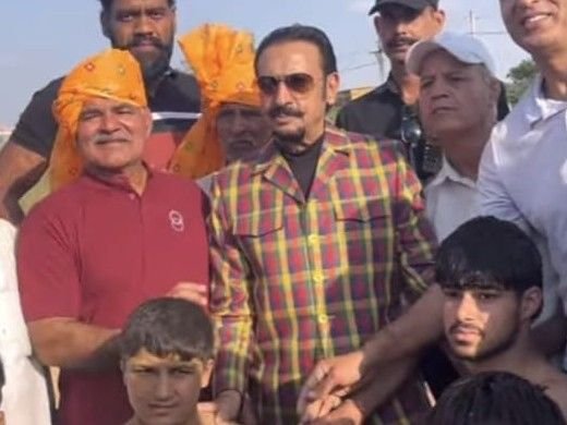 झज्जर के देहाती दंगल में पहुंचे बॉलीवुड एक्टर गुलशन ग्रोवर:बोले- बंद करो ये गाना, बैड मैन आया, हरियाणा आकर दिल ‘गार्डन-गार्डन’ हो जाता है