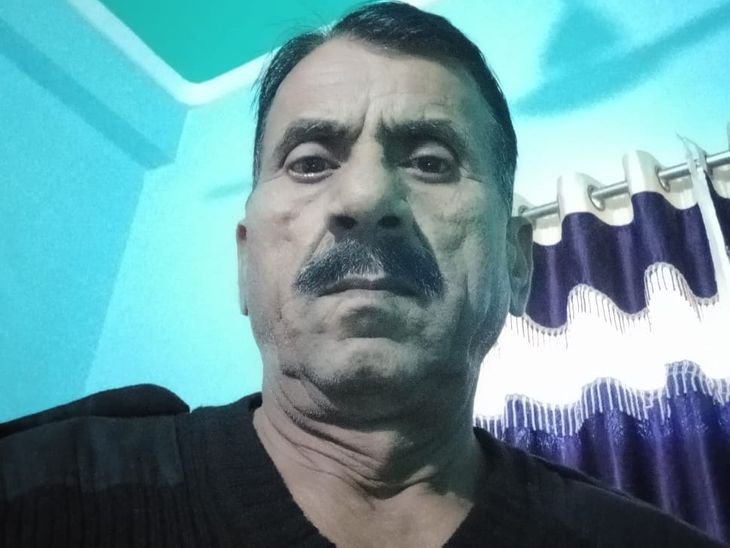 रिटायर्ड फौजी ने खुद को मारी गोली मौत:परिजन बोले-बंदूक साफ करते समय हुआ हादसा, स्पॉट से राइफल और शराब मिली