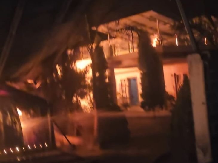 छिंदवाड़ा में डिस्पोजल फैक्ट्री में भीषण आग:50 लाख से ज्यादा का नुकसान, 28 लाख नगद बचाए