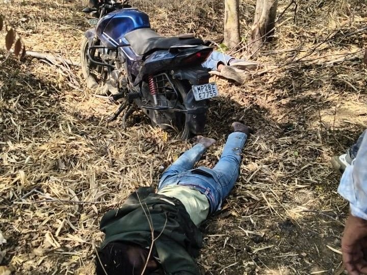 शादी से लौट रहे 3 युवक हादसे का शिकार:छिंदवाड़ा में बाइक का एक्सीडेंट; 1 की मौत, 2 गंभीर घायल