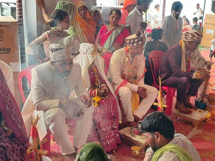 अक्षय तृतीया पर भिंड में गरीब कन्याओं के सामूहिक विवाह:माता-पिता ने बेटियों के हाथ पीले कर कन्यादान की रस्म निभाई, समाजजनों ने दिए उपहार