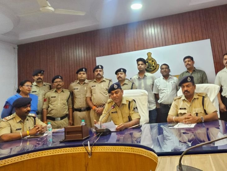 अंतर्राज्यीय चोर गिरोह के 4 आरोपी गिरफ्तार:अलग-अलग जगह छुपाकर रखीं 19 बाइक बरामद, थाने की पार्किंग से चोरी के बाद खुलासा