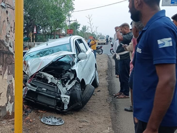 हज यात्रियों को छोड़कर लौट रही कार पेड़ से टकराई:छिंदवाड़ा हादसे में 3 लोगों की मौत, 3 घायल; नागपुर से सिंगोड़ी जा रहे थे