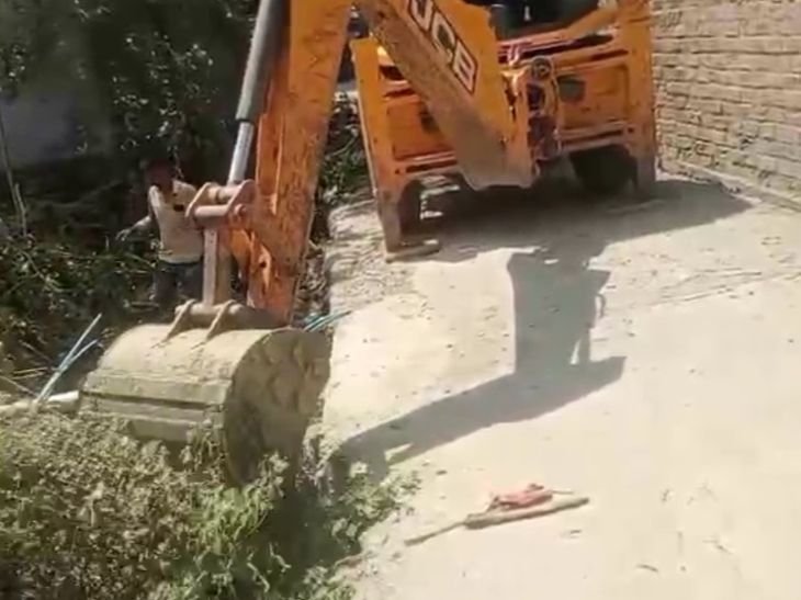 हल्दी, मेंहदी, लगाकर आया दुल्हा निकला झूठा:जनसुनवाई में आई शिकायत निकली गलत, दूल्हे के घर सहित 13 घरों का अतिक्रमण टूटा, प्रशासन