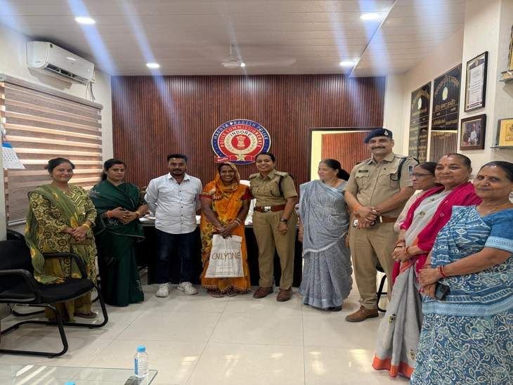 खर्च और मारपीट से परेशान मां जनसुनवाई में पहुंची:इंदौर पुलिस की काउंसलिंग के बाद बेटे ने मानी गलती; मां के पैर छूकर माफी मांगी