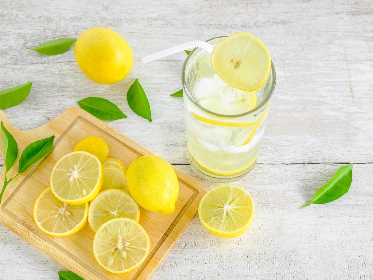 ऐसे लोगों के लिए खतरनाक होता है नींबू पानी, भूलकर भी न करें सेवन, वरना बिगड़ जाएगी तबीयत !