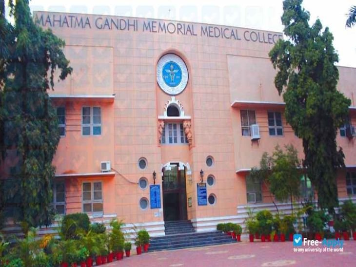 एमजीएम कॉलेज ने फार्मासिस्ट को किया बर्खास्त:डीन के रीडर से मारपीट के बाद कार्रवाई; अन्य शिकायतों में भी जांच में दोषी पाया गया