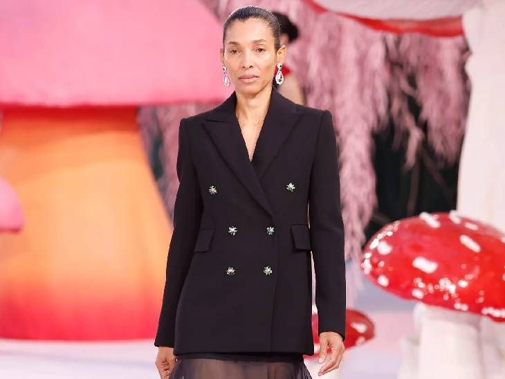 रैम्प वॉक में अब उम्रदराज महिलाओं का जलवा:50 साल से ज्यादा की मॉडलों की पूछ बढ़ी, सीनियर मॉडलों को इतनी तवज्जो पहले नहीं मिली