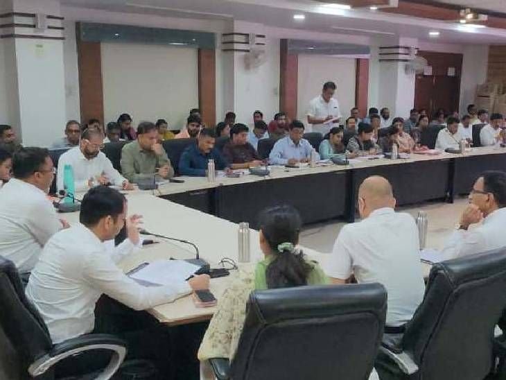 इंदौर में फायर सेफ्टी में कमी पर इमारतें होंगी सील:लापरवाही पर अधिकारियों पर जुर्माना, नोटिस जारी; कलेक्टर की समीक्षा बैठक में एक्शन