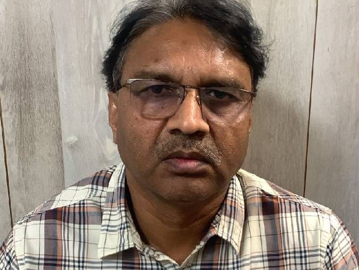 इंदौर में लोकायुक्त की बड़ी कार्रवाई:पीडब्ल्यूडी के दो अधिकारी 90 हजार की रिश्वत लेते गिरफ्तार; भुगतान के बदले मांगे थे कमीशन