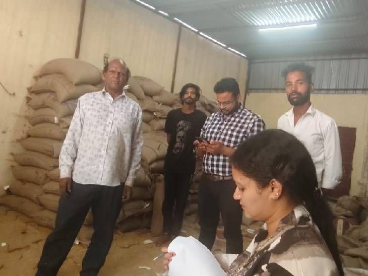 इंदौर में राशन दुकान में भारी अनियमितता:स्टॉक में अंतर और कम वितरण की शिकायत पर दुकान निलंबित; कलेक्टर बोले- लापरवाही बर्दाश्त नहीं