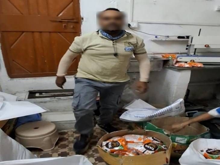 इंदौर में पैक हो रहा था नकली टाटा नमक:840 पैकेट और 1850 किलो कच्चा माल मिला, दिल्ली से बुलवाता था पैकिंग का सामान