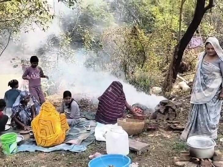 जबलपुर के बघौड़ा गांव में अनोखी परंपरा:इस दिन घर में नहीं बाहर बनता है खाना, हैजा से हुई मौतों का डर आज भी